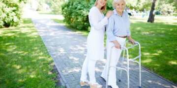 Balkoniki dla seniora – wsparcie w codziennym poruszaniu się - Porady senior balkonik